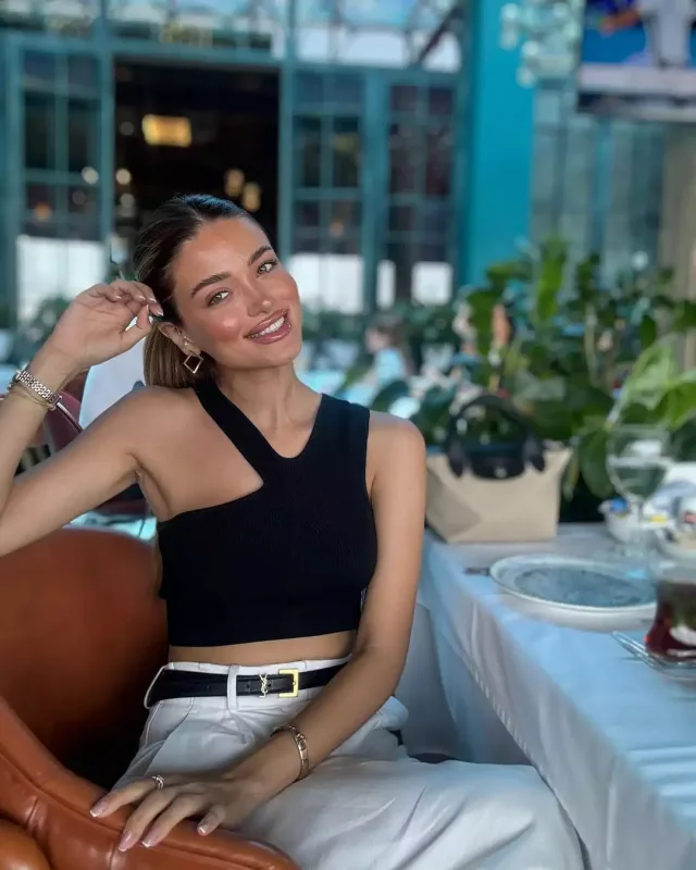 “Evlilik sevgini qətiyyən adiləşdirmir” - Nəzrin