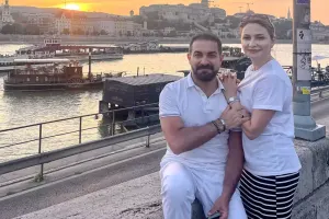 Əməkdar artist xanımı ilə tətildə