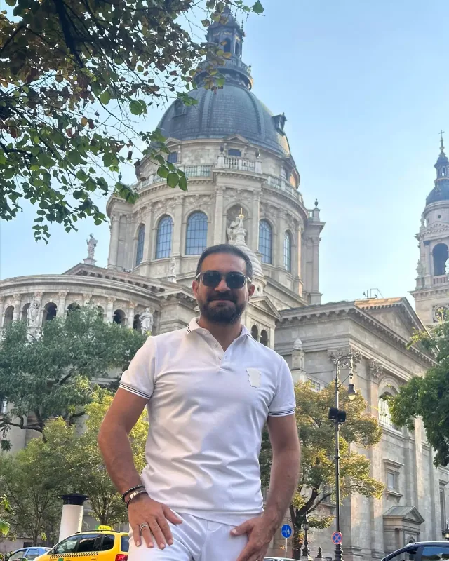 Əməkdar artist xanımı ilə tətildə