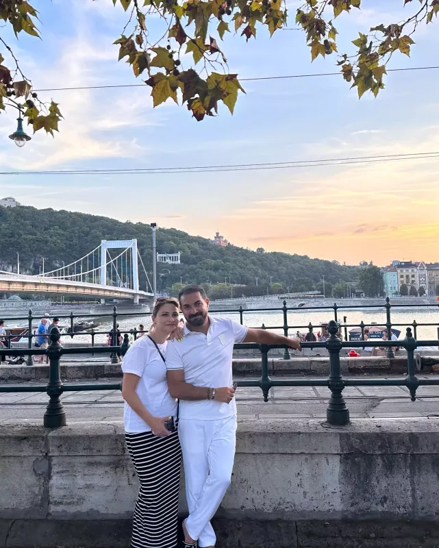 Əməkdar artist xanımı ilə tətildə