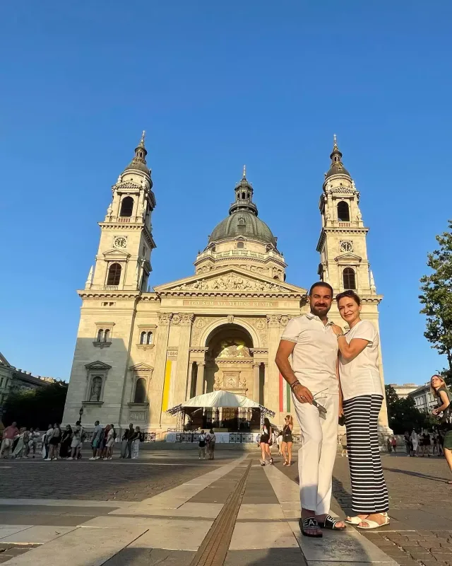 Əməkdar artist xanımı ilə tətildə