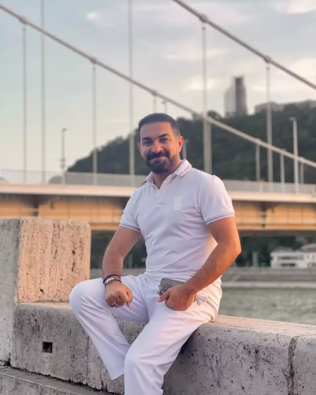 Əməkdar artist xanımı ilə tətildə