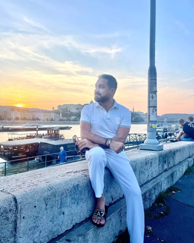 Əməkdar artist xanımı ilə tətildə