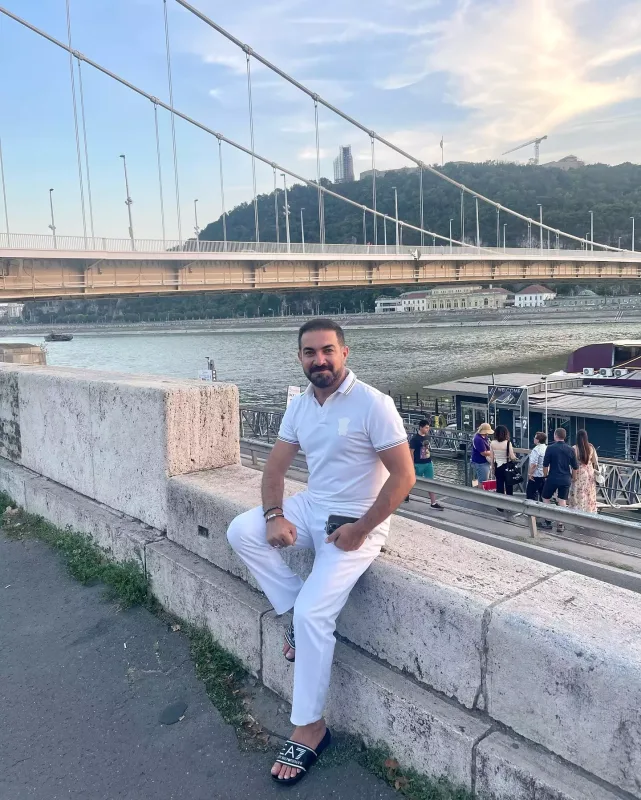 Əməkdar artist xanımı ilə tətildə