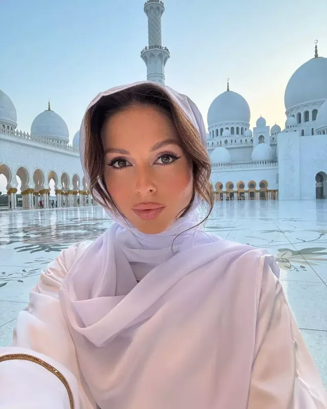 Rusiyalı müğənni başını bağladı