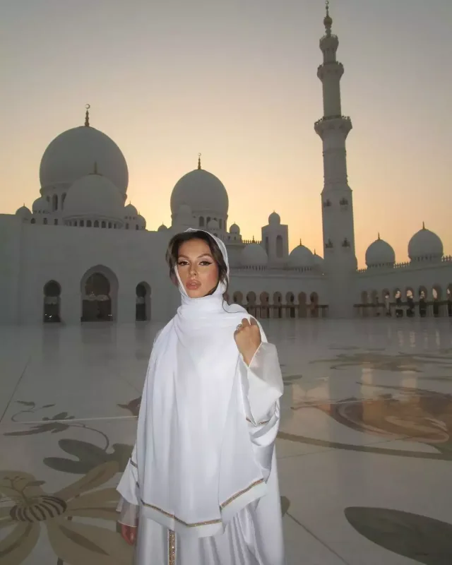 Rusiyalı müğənni başını bağladı