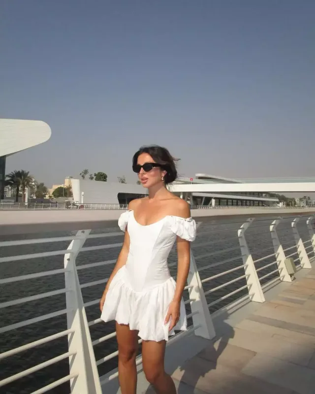 Rusiyalı müğənni başını bağladı