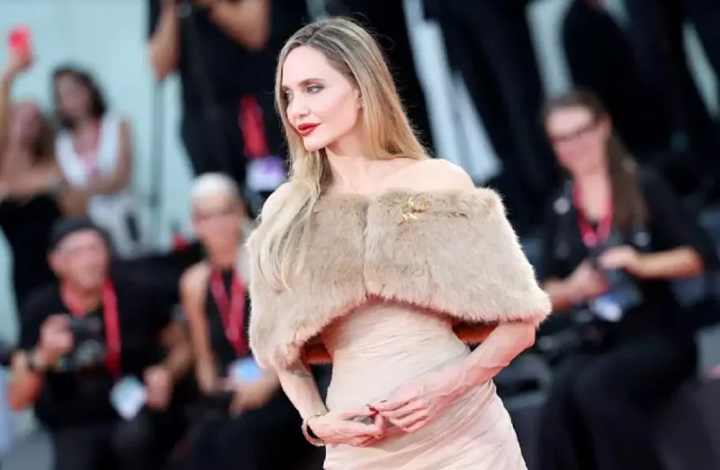 Ancelina Coli buna görə qapalı geyinir