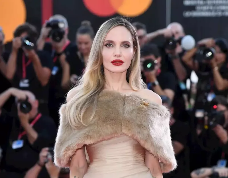 Ancelina Coli buna görə qapalı geyinir