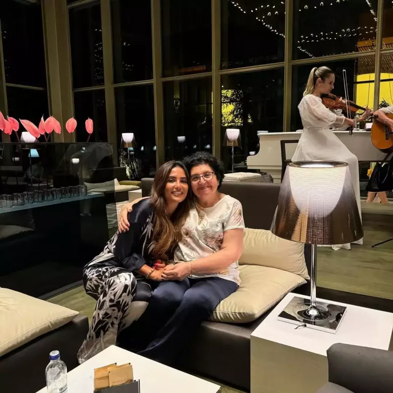 AzTV-nin aparıcısı oğlu ilə tətildə