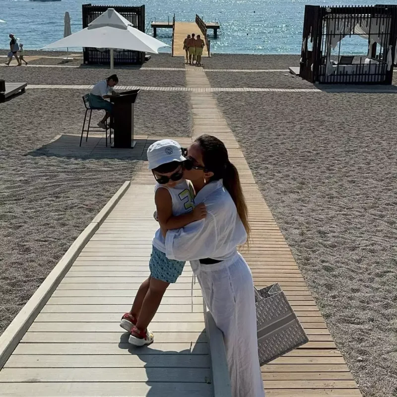 AzTV-nin aparıcısı oğlu ilə tətildə