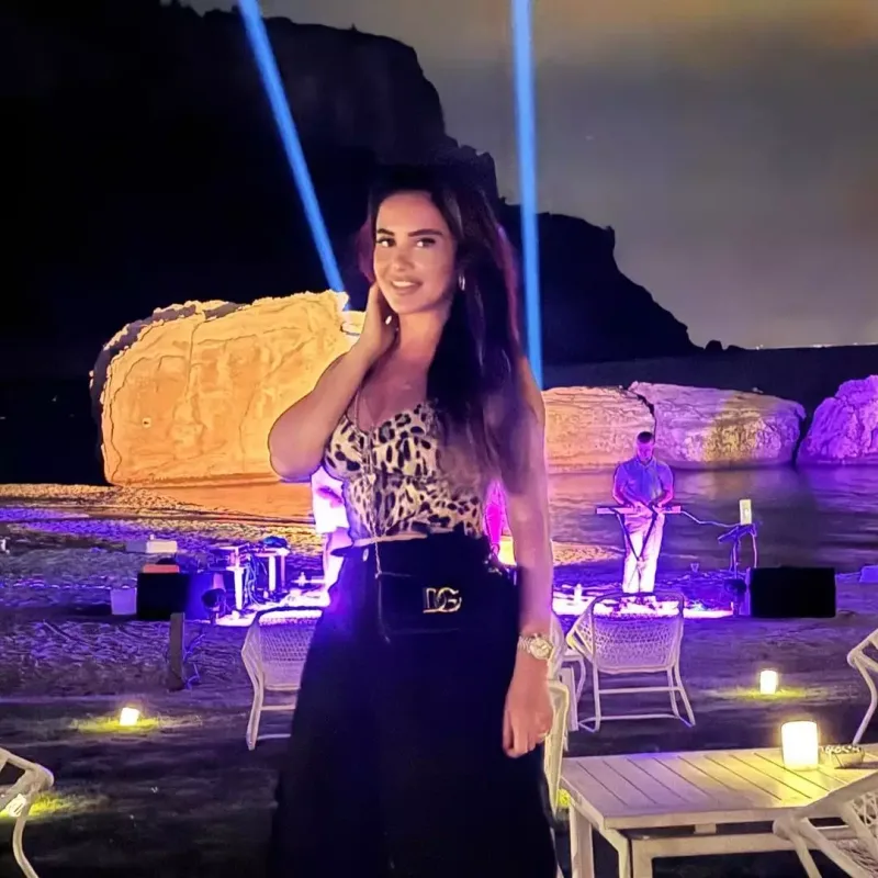 AzTV-nin aparıcısı oğlu ilə tətildə