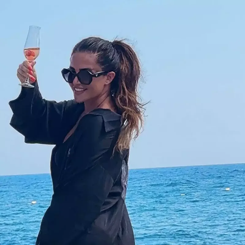 AzTV-nin aparıcısı oğlu ilə tətildə