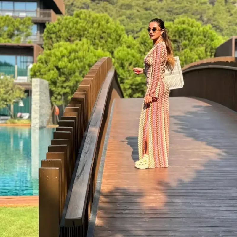 AzTV-nin aparıcısı oğlu ilə tətildə