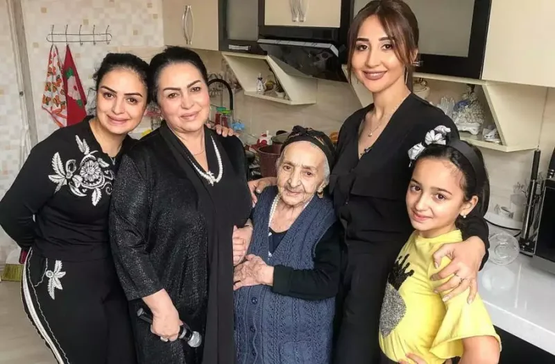 Firuzə İbadovadan qızı ilə paylaşım