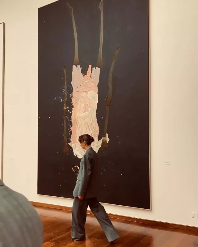 Serenayın dekolteli pencək tərzi