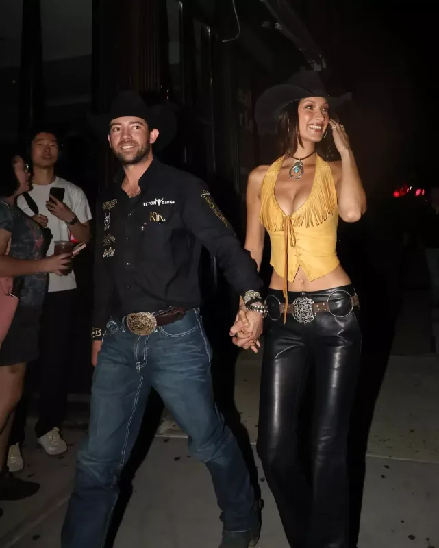 Bella və sevgilisi kovboy tərzində