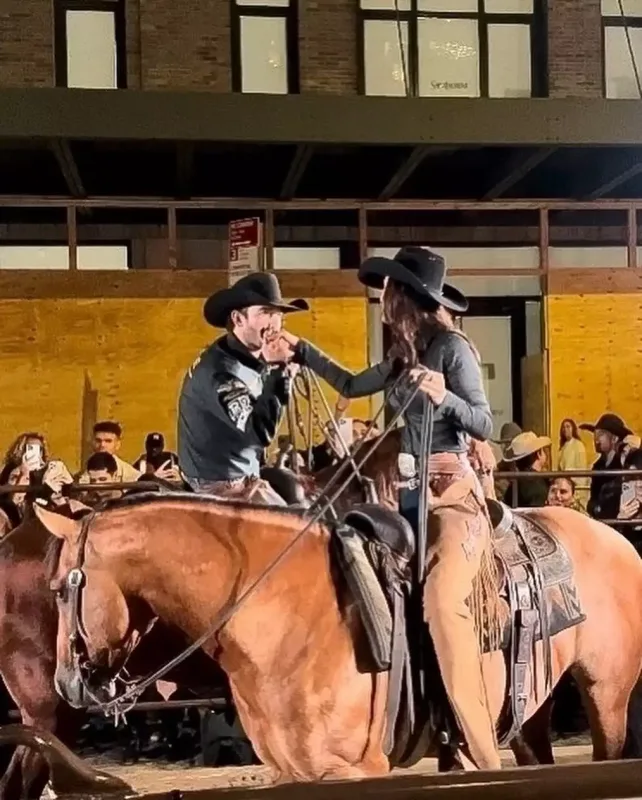 Bella və sevgilisi kovboy tərzində