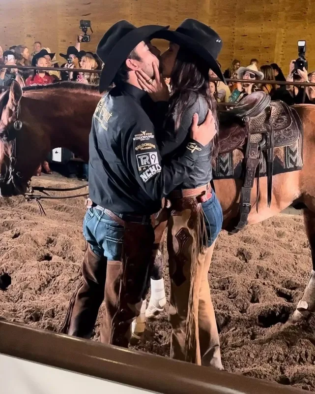 Bella və sevgilisi kovboy tərzində