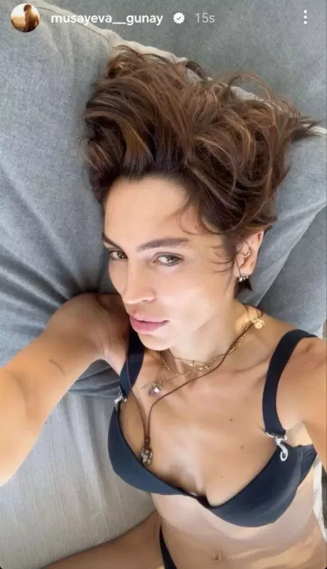 Günaydan bikinidə cazibədar pozalar