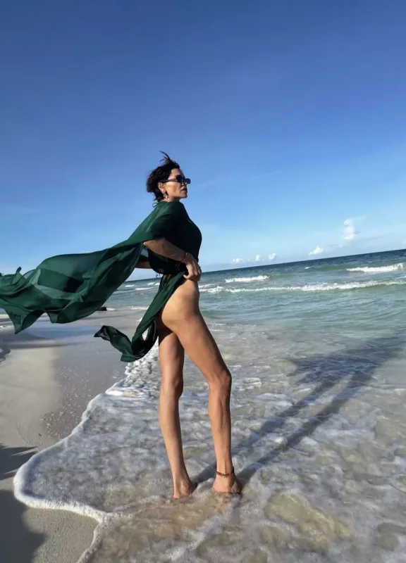 Günaydan bikinidə cazibədar pozalar