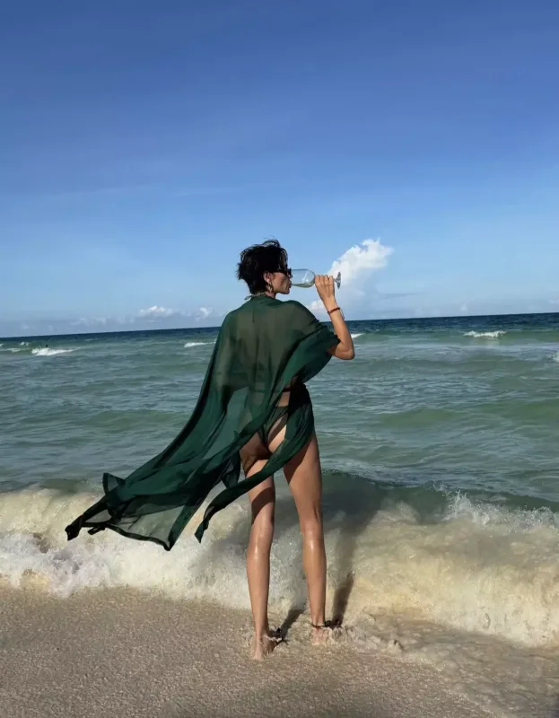 Günaydan bikinidə cazibədar pozalar