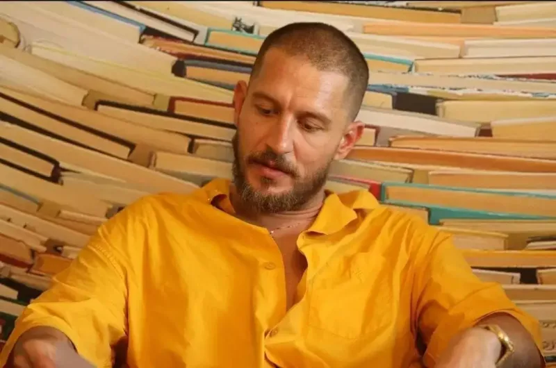 Həmcinsi ilə səhnədə öpüşməsindən danışdı