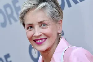 Hovuzda üzərək bədənini nümayiş etdi