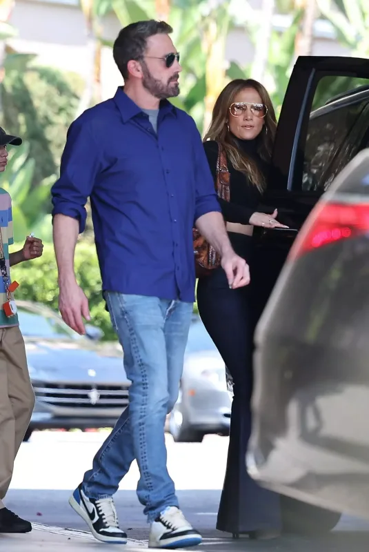 Əl-ələ tutub, öpüşdükləri üzə çıxdı