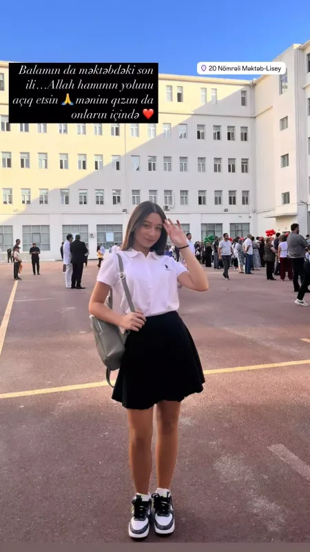 Zümrüd qızını məktəbə yola saldı