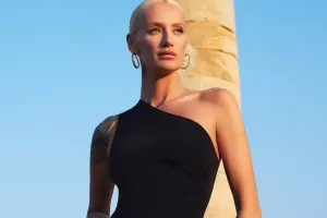 Azərbaycanlı aktyor modelin ayaqqabısından viski içdi - Video