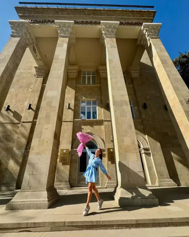 Zarina yenidən tələbə oldu