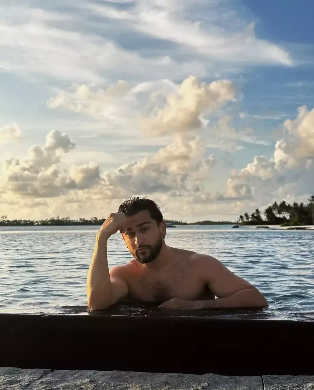 Conidən hovuzda yarıçılpaq fotolar