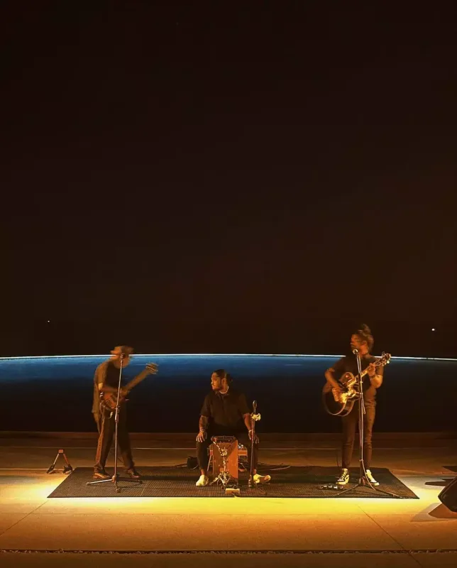 Conidən hovuzda yarıçılpaq fotolar