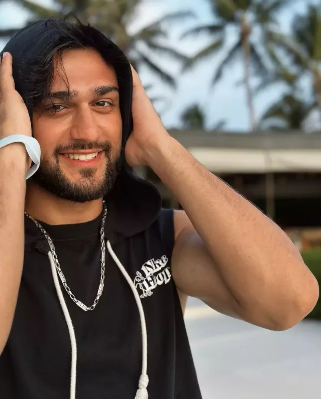 Conidən hovuzda yarıçılpaq fotolar