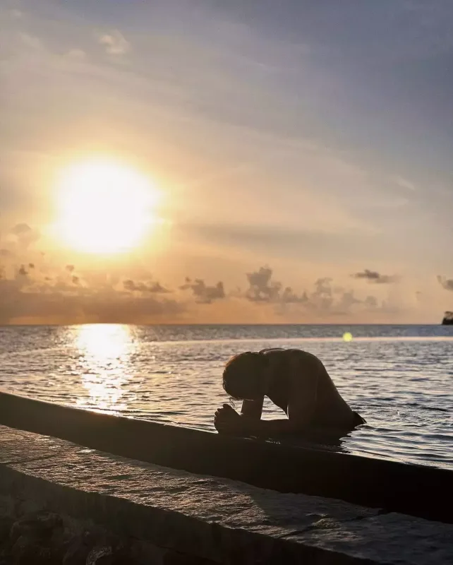 Conidən hovuzda yarıçılpaq fotolar