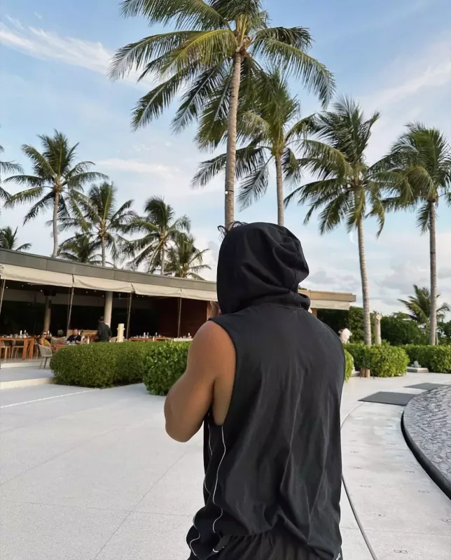 Conidən hovuzda yarıçılpaq fotolar