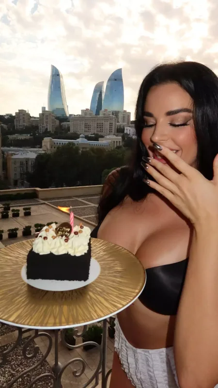 Xorvat model Bakıda parti etdi