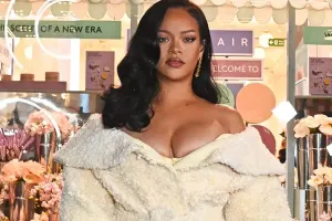 Riri sinə dekoltesi ilə gündəmdə