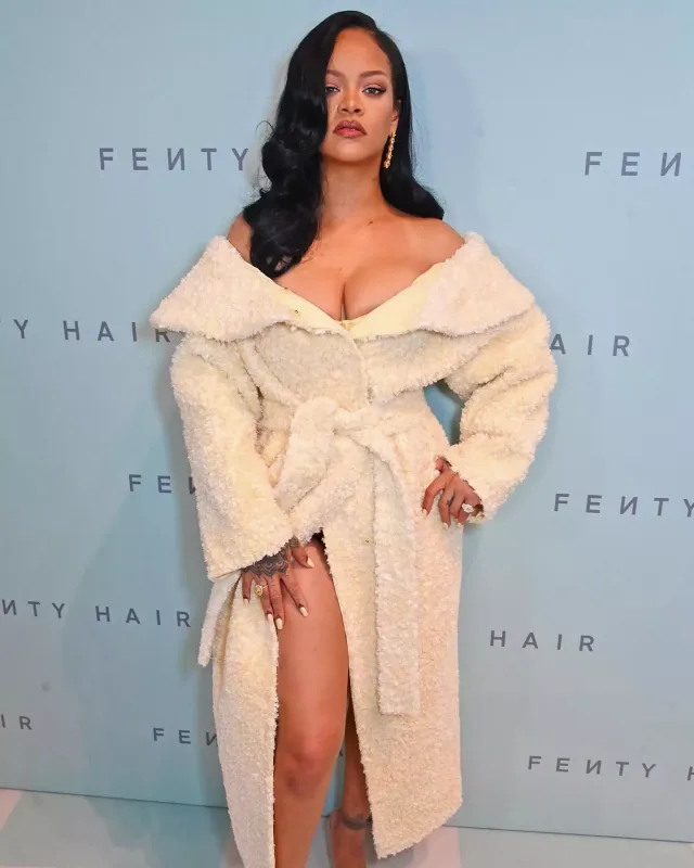 Riri sinə dekoltesi ilə gündəmdə