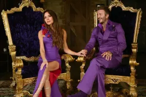 Ərinin yanında çılpaq yatır