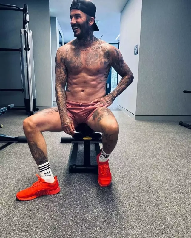 Ərinin yanında çılpaq yatır