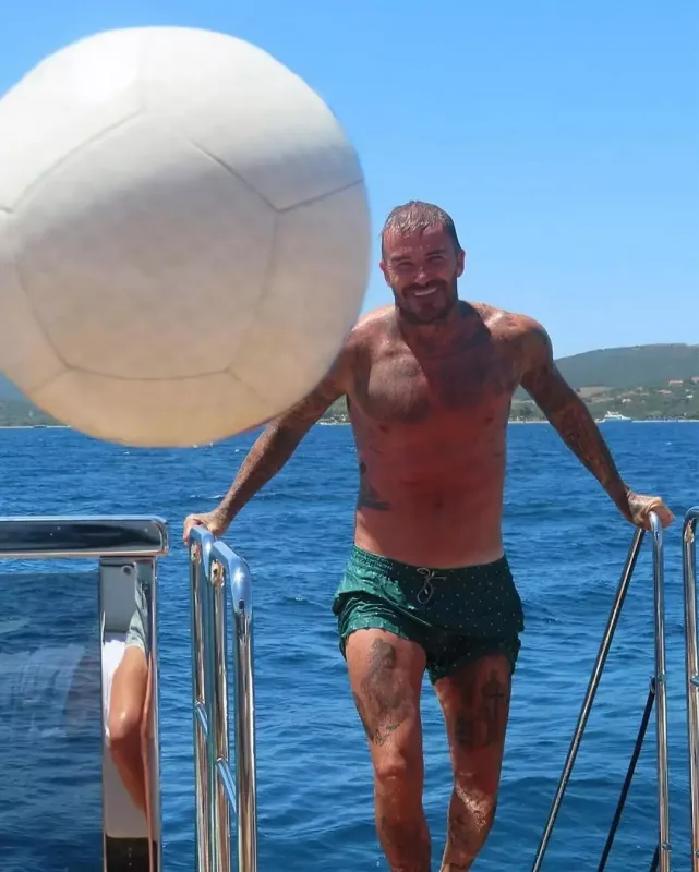 Ərinin yanında çılpaq yatır