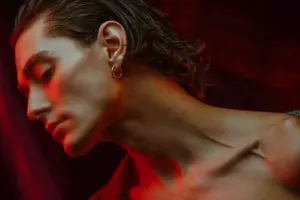 Azərbaycanlı aktyor yarıçılpaq halda