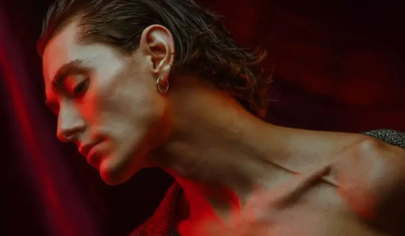 Azərbaycanlı aktyor yarıçılpaq halda