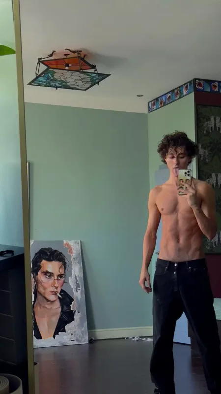 Azərbaycanlı aktyor yarıçılpaq halda