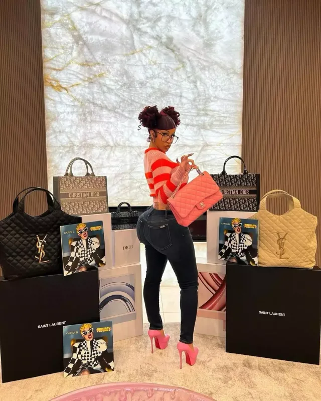 3-cü dəfə ana olan Kardi Bi görünüşü ilə təəccübləndirdi