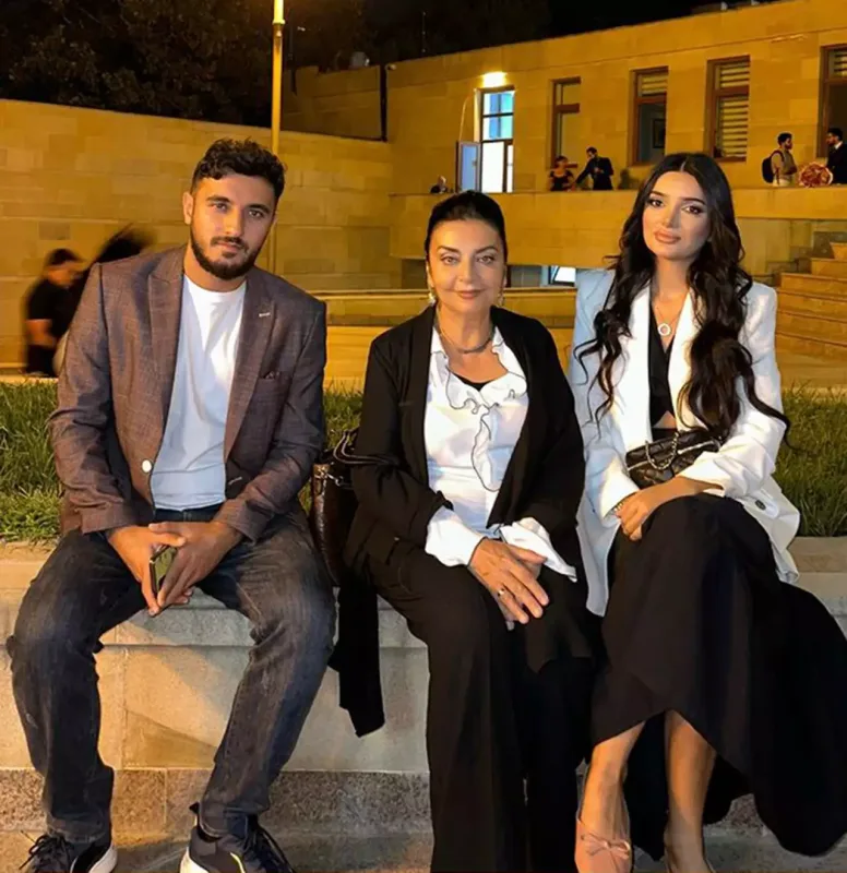 Həmidə Ömərova oğlu və gəlini ilə