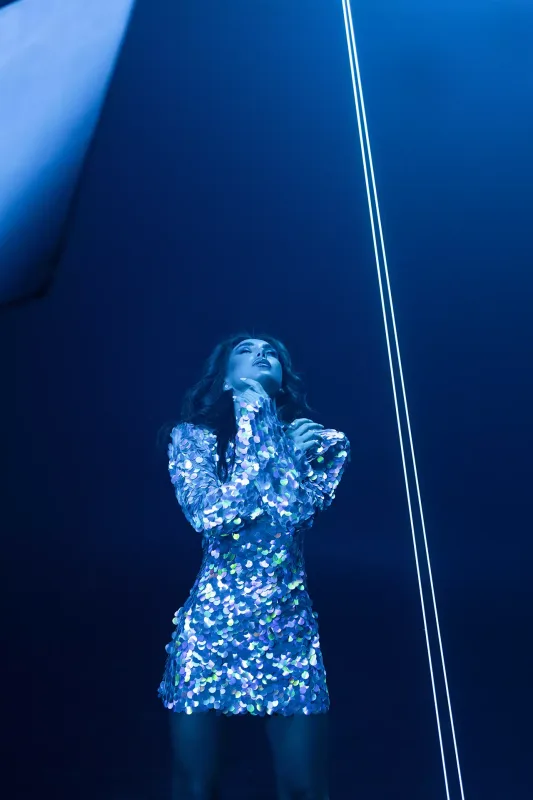 Mehin fərqli imicdə klip çəkdirdi