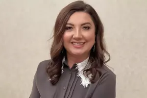 “Arxasını başqasına söykəməyə məcburdur”